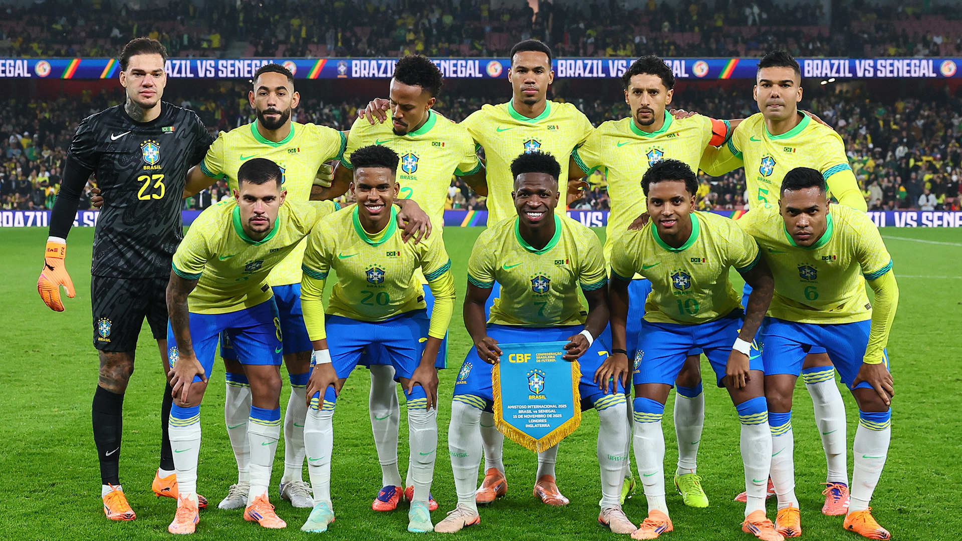 La selección de Brasil posa para la foto de grupo previo al inicio de un partido.